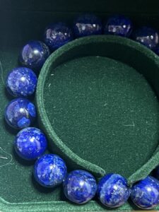Bracciale lapislazzuli blu profondo sfaccettato pietre gioielli preziosi regalo per uomo donna chiusura nodo macramè braccialetto unico - Italia