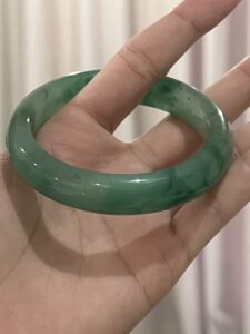 Bracciale Rigido In Giada Naturale Verde Chiaro 62mm - Gioiello Portafortuna Cinese Per Donna Con Portagioie Incluso, Eleganza Semplice